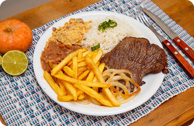 Prato com bife, arroz, feijão, farofa e batata frita